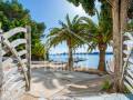 Una villa moderna y elegante, situada justo al borde del mar Mediterráneo, Menorca.