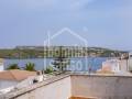 Edificio residencial con varios apartamentos, garaje y vistas al puerto en Es Castell, Menorca.
