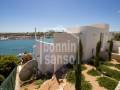 Maison impressionnante avec vue sur la mer dans le port de Mahon, Menorca