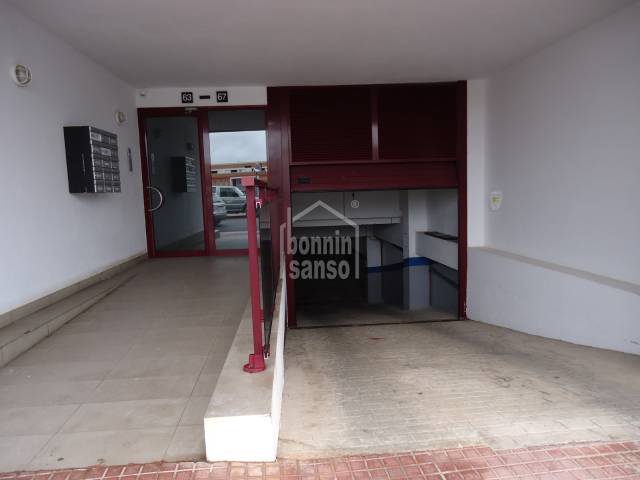 Plaza de aparcamiento en el pueblo des Mercadal, Menorca