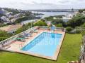 Chalet con piscina y vistas al mar en Cala Llonga, Menorca