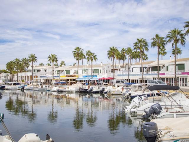 Local comercial, hasta ahora restaurante, con magnífica ubicación en el Lago de Cala'n Bosch, Ciutadella, Menorca