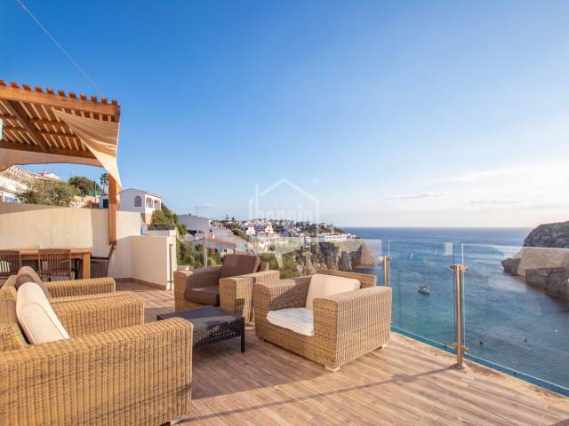 Villa mit majestätischen Klippe und dem atemberaubenden Strand von Calan Porter. Menorca
