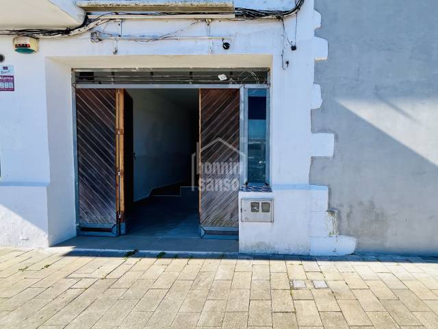 Geschäftsräume im Hafen von Mahón, Menorca.