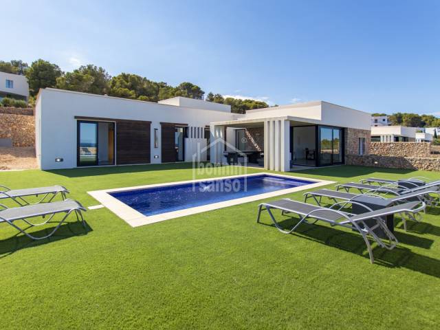 Villa Moderna  en una ubicación costera privilegiada en Menorca.