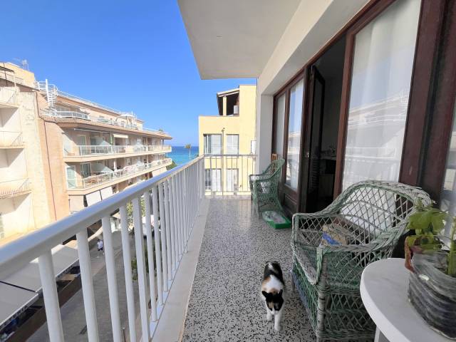 Apartamento con vistas laterales del mar en el centro de Cala Millor, Mallorca