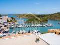 Chalet con impresionantes vistas sobre el puerto de Addaia y la espectacular costa escarpada que se extiende hasta el horizonte, Menorca