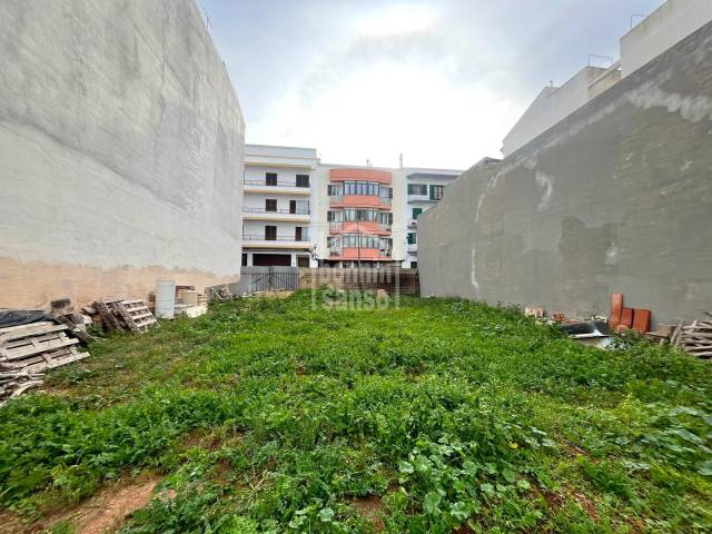 Solar edificable entre medianeras en zona céntrica, Ferrerías, Menorca