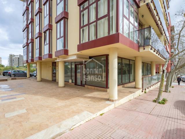 Ampli local comercial a prop del port a Maó. Menorca.