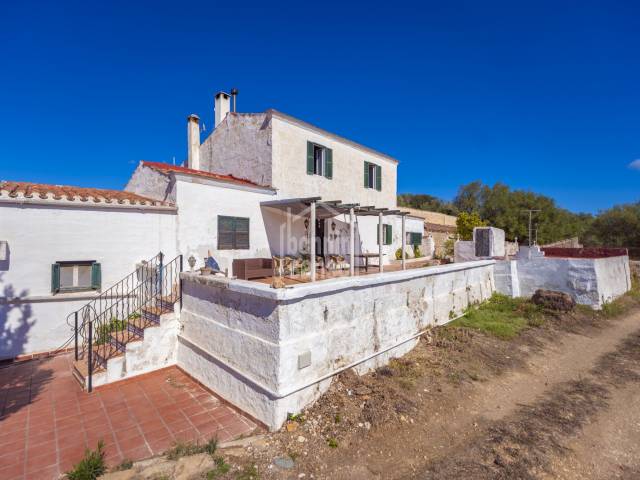 Auténtica finca menorquina con extensos terrenos y potencial de rehabilitación – Mahon Menorca