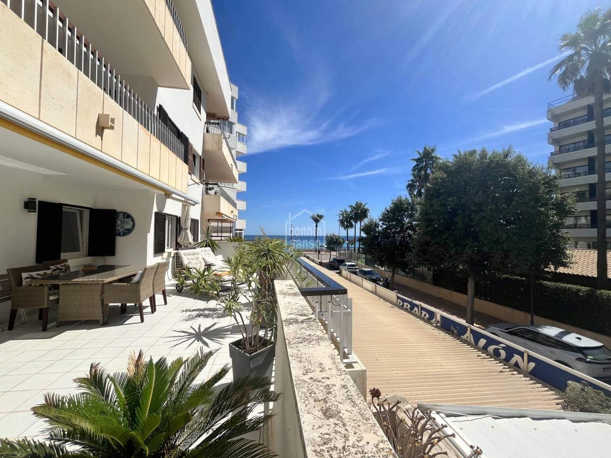 Apartamento renovado con preciosas vistas al mar a solo 20 metros de la playa de Cala Millor