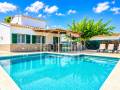 Chalet con amplio jardín y piscina privada de agua salada en Son Vitamina menorca