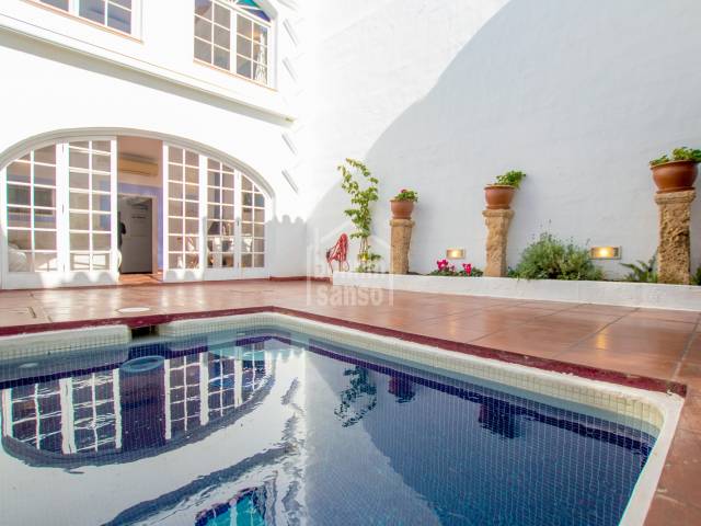 Hermosa casa restaurada con extenso patio y piscina, en el centro histórico de Ciutadella, Menorca