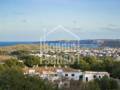 Bonito apartamento con terraza, jardín, dos parkings y vistas al mar en Coves Noves, Es Mercadal. Menorca.