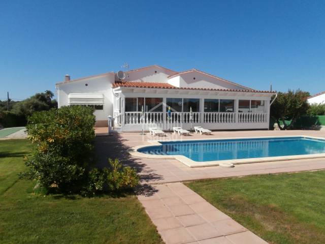 Magnificent villa with large, immaculate gardens, extensive terraces, summer dining room and a large swimming pool. Garage for 5/6 cars, Alaior, Menorca