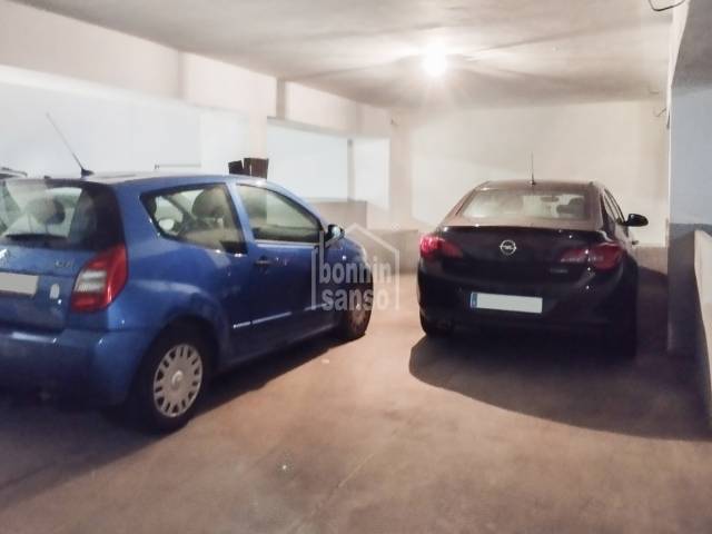 Aparcamiento de grandes dimensiones en garage cerrado en Alayor, Menorca.