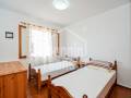 Chalet con piscina in comune in seconda linea sul mare a Cala Blanca, Ciutadella, Minorca