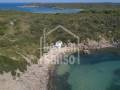 Encisadora caseta de pescadors menorquina, a tocar de la platja a Menorca