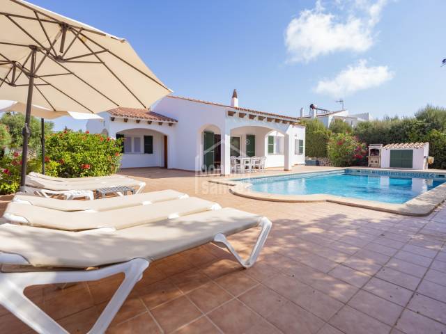 Preciosa villa con licencia turística en la urbanización de Trebaluger, Menorca