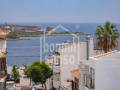 Edificio residencial con varios apartamentos, garaje y vistas al puerto en Es Castell, Menorca.