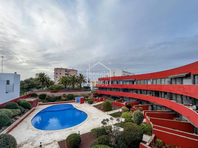 Piso en segunda planta con jardín comunitario con terrazas y piscina, Es Castell