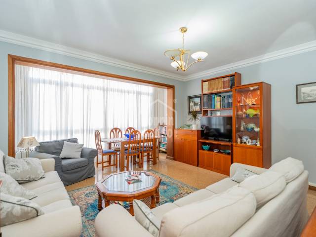 Appartement lumineux et spacieux au 3ᵉ étage avec ascenseur, au centre de Mahón, Minorque.