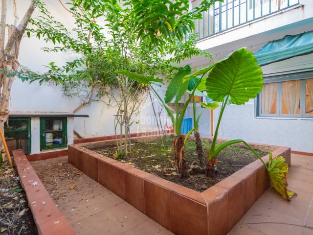 Casa completa amb gran garatge, pati i terrassa al poble d’Es Castell, Menorca.