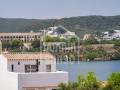 Edificio residencial con varios apartamentos, garaje y vistas al puerto en Es Castell, Menorca.
