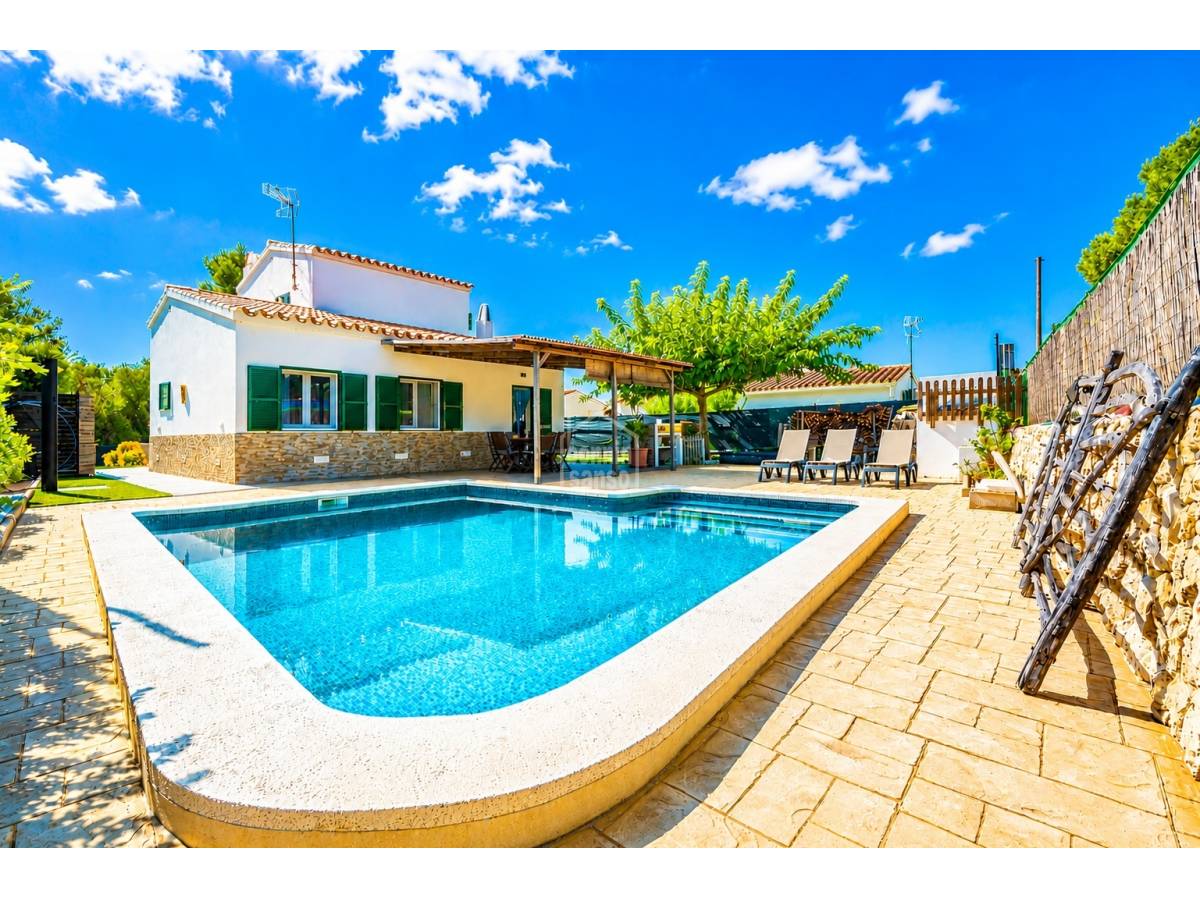 Chalet con amplio jardín y piscina privada de agua salada en Son Vitamina menorca
