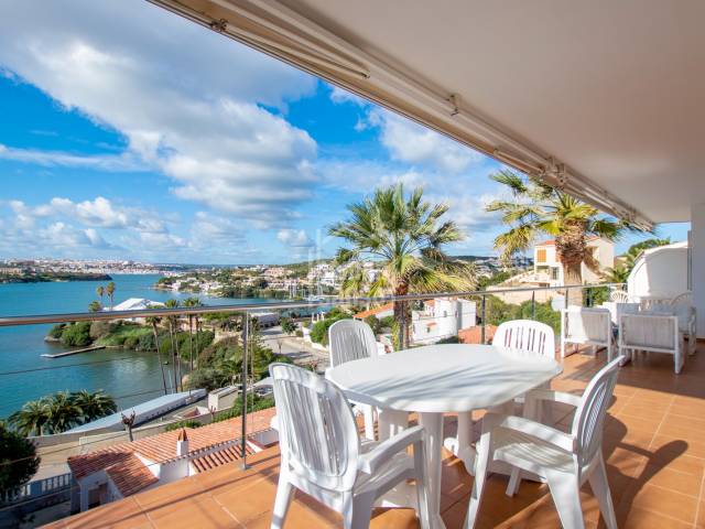 Villa mit spektakulärem Blick auf die Hafeneinfahrt von Mahón, Menorca.