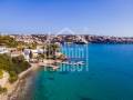 Una villa moderna y elegante, situada justo al borde del mar Mediterráneo, Menorca.