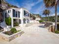Espléndida propiedad en primera línea con piscina infinity en Cala Sant Esteve, Menorca.