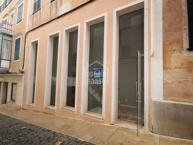 Local comercial en dos plantas, situado en el centro comercial de Mahón, Menorca