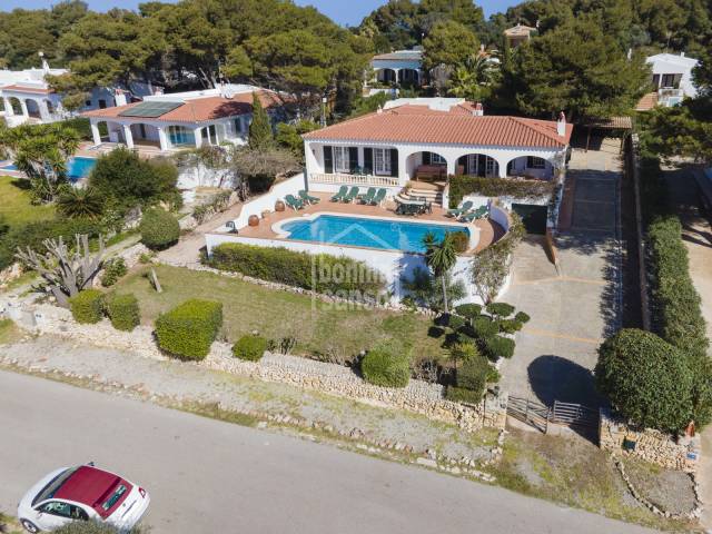 Espectacular villa con vistas al mar y piscina. S`Atalaya. Binibeca. Menorca