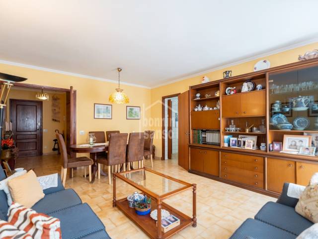 Spacious and Bright First-Floor Flat in a Quiet Residential Building