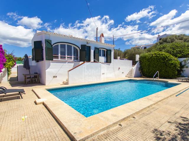 Wunderschöne Villa voller natürlichem Licht, in einer ruhigen Gegend in der Nähe des Strandes gelegen. Calan Porter Menorca