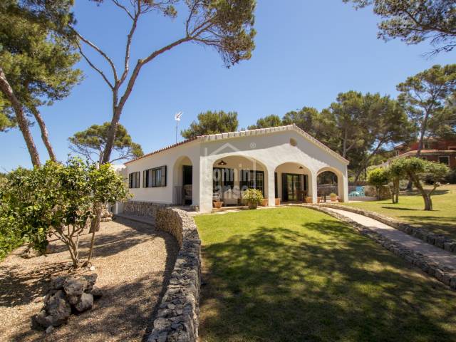 Maison moderne et fonctionnelle avec de grands volumes et des espaces qui invitent à la maison la paix et le repos.  Son Parc Minorque