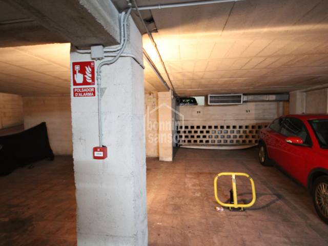 Plaza de parking para coche en Mahón, Menorca