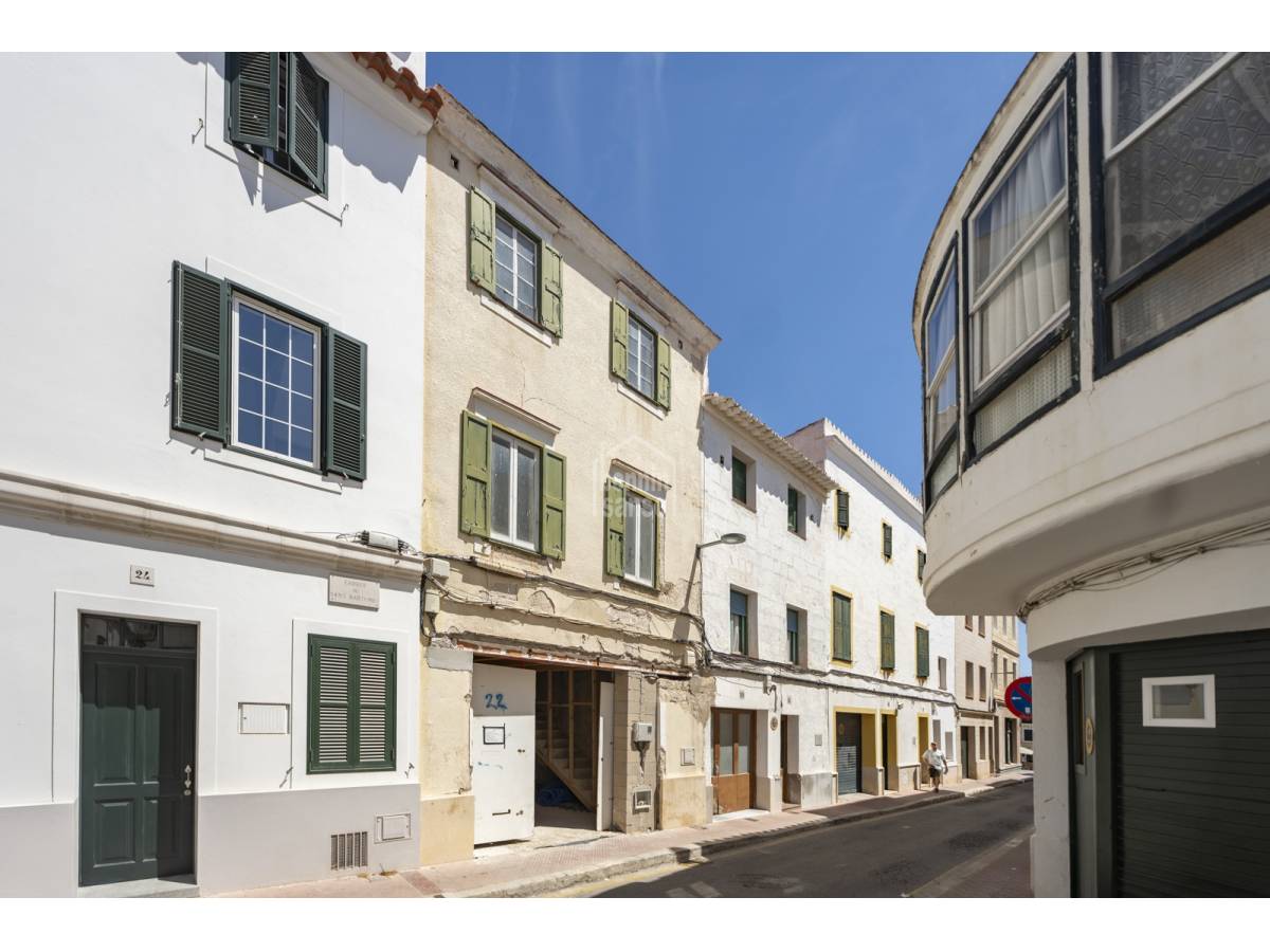 Elegante casa adosada renovada en el corazón de Mahón, Menorca