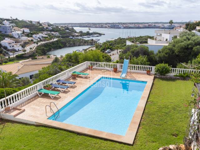 Chalet con piscina y vistas al mar en Cala Llonga, Menorca