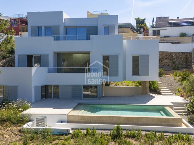 Chalet de diseño contemporáneo de nueva construcción en Cala Llonga, Mahón