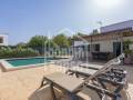 Chalet con amplio jardín y piscina privada de agua salada en Son Vitamina menorca