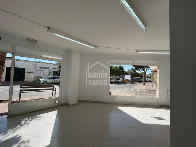 Tienda en una esquina concurrida con grandes ventanales, Ciutadella, Menorca, Islas Baleares