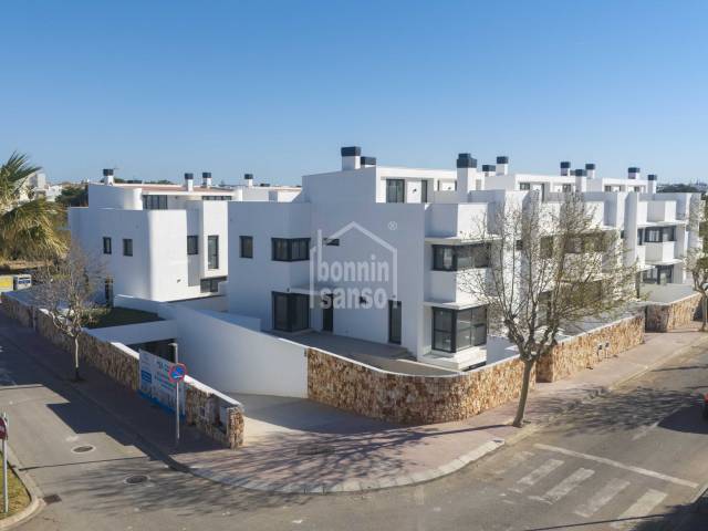 Rohbau mit 28 Wohnungen am Strand von Ciutadella, Menorca, Balearen