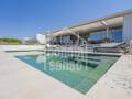 Villa de diseño contemporáneo con vistas panorámicas al Mediterráneo, Cala Canutells, Menorca.