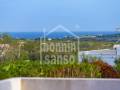 Encantador chalet mediterráneo con vistas al mar y piscina privada en Cala Llonga, Menorca