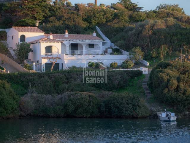 Villa en primera linea en la prestigiosa urbanización de Calan Llonga. Puerto de Mahón. Menorca