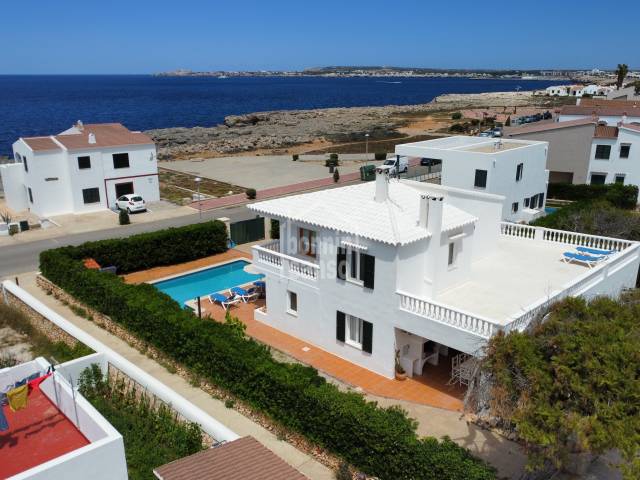 Exclusiva villa en una ubicación de ensueño, a tan solo doscientos metros de la playa, Cala Blanca, Ciutadella, Menorca