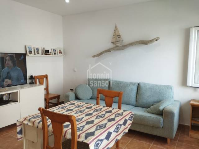 En Menorca, apartamento a pie de playa con semi vistas al mar.