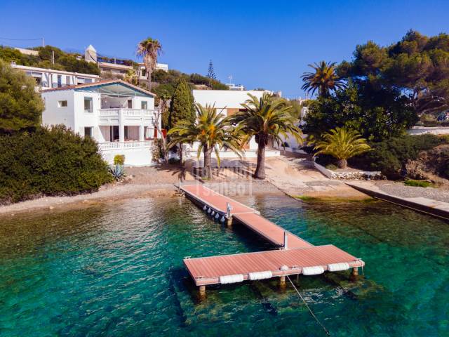 Villa moderne et élégante, située directement au bord de la mer Méditerranée